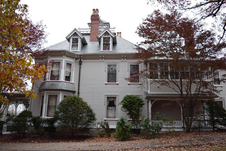 Benjamin Moore 'Himalayan Trek' siding with the accent trim in 'Gargoyle'
